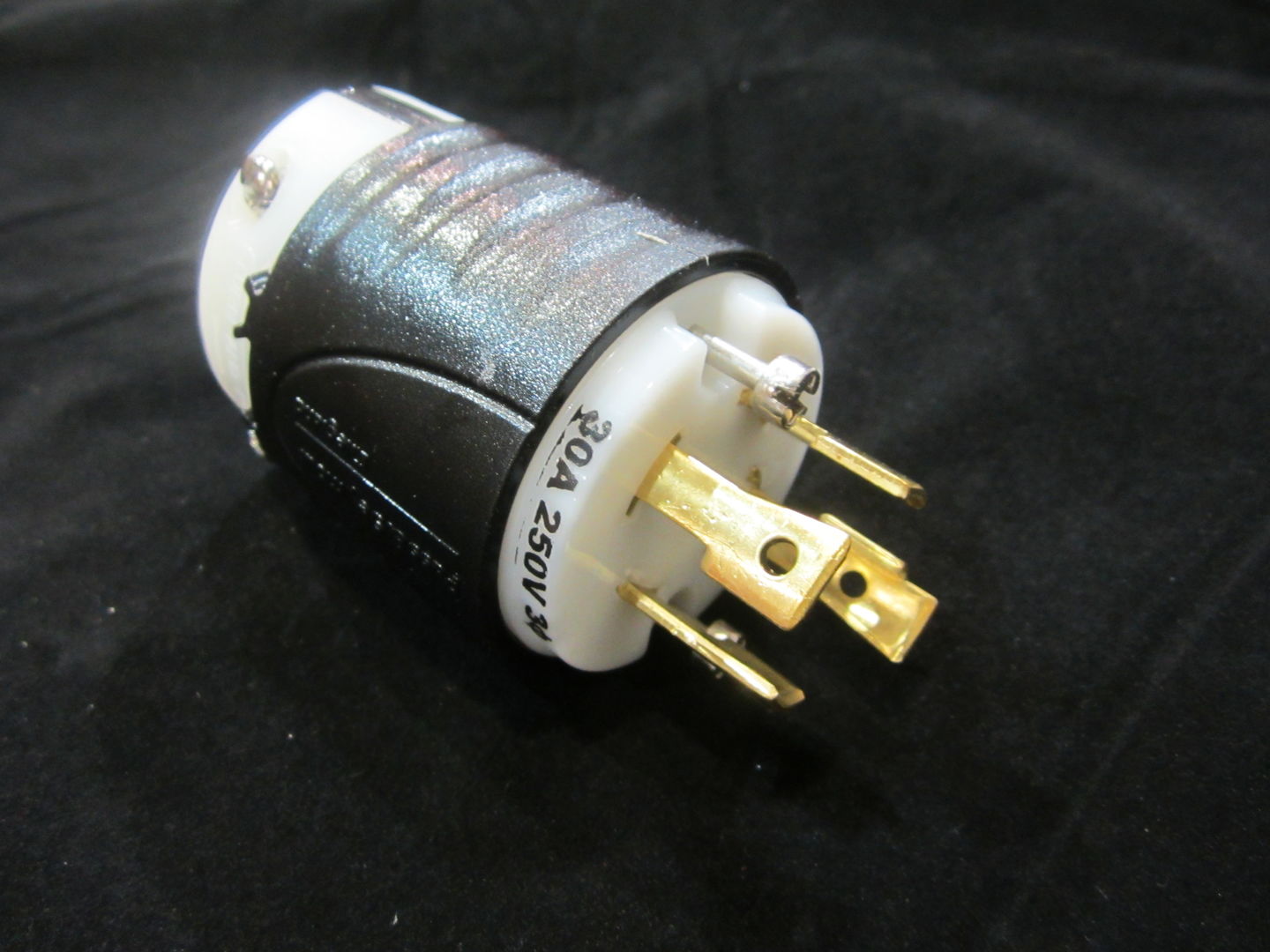 CONNECTOR, 3 POLE 250 V 30 A M